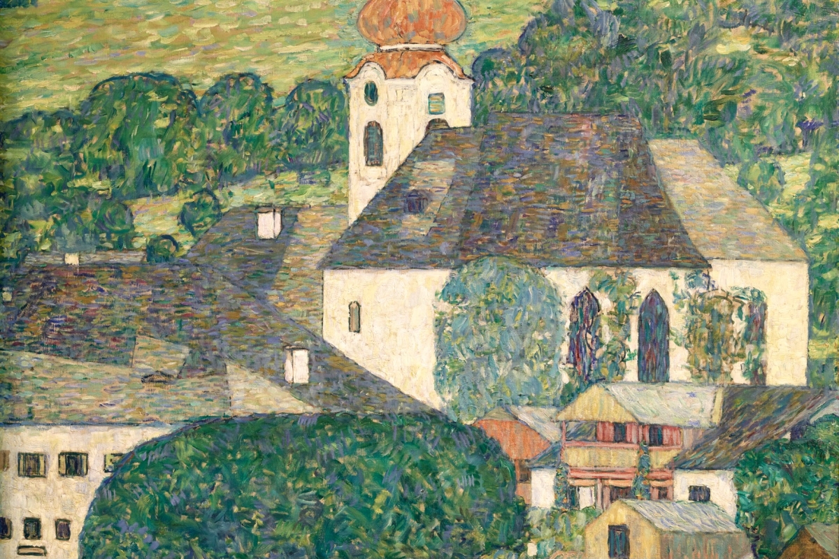 Dorfansicht mit Kirche, grünem Hintergrund und bunten Häusern, geprägt von lebendigen Pinselstrichen.