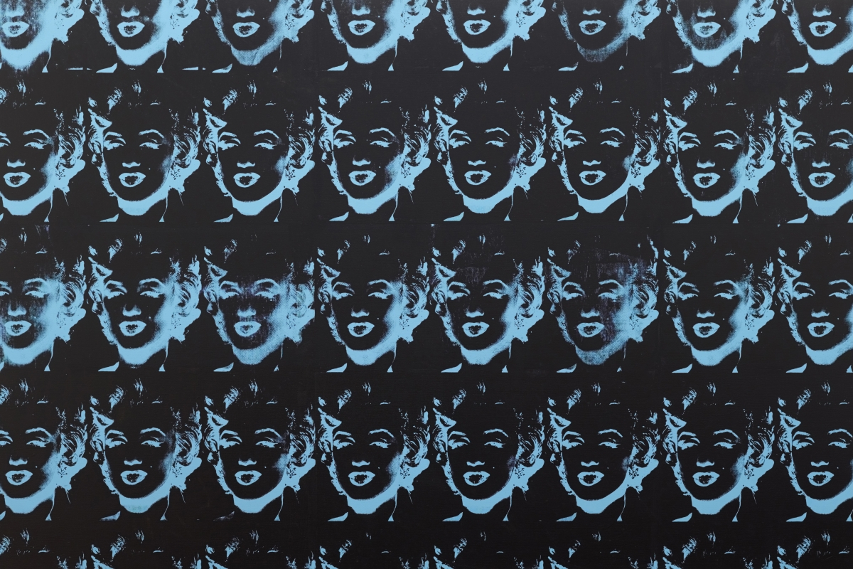 Wiederholtes Muster von stilisierten Gesichtern in Blau auf schwarzem Hintergrund, inspiriert von Marilyn Monroe.
