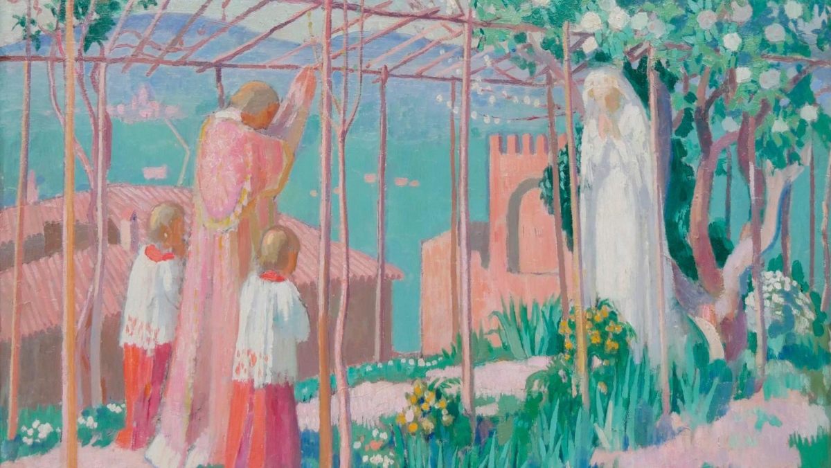 Drei Kinder in traditioneller Kleidung stehen unter einem Pergola, während eine Frau in Weiß im Hintergrund betet.