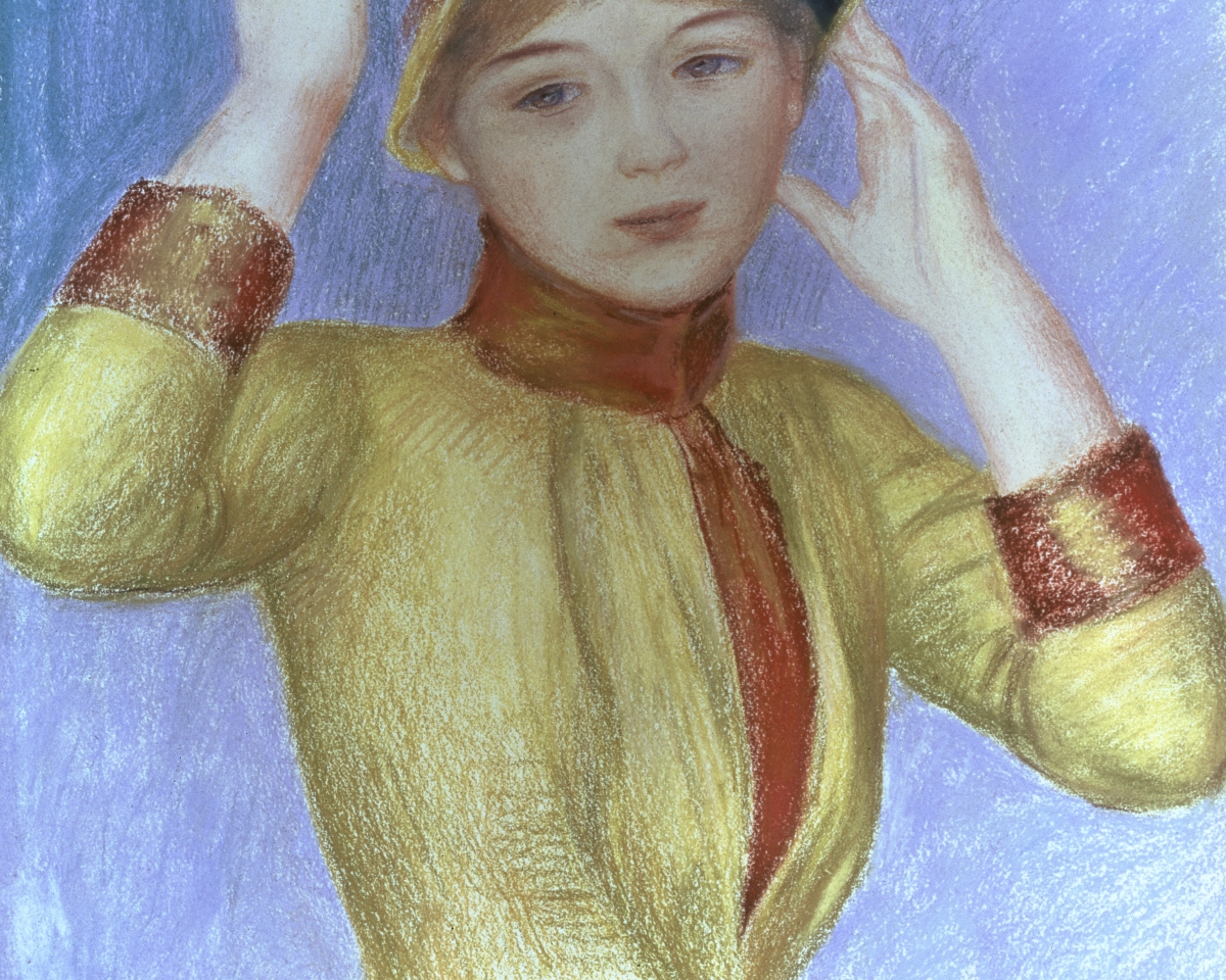 Junge Frau in gelbem Kleid mit roten Akzenten, die nachdenklich mit einer Hand ihr Haar berührt, vor blauem Hintergrund.