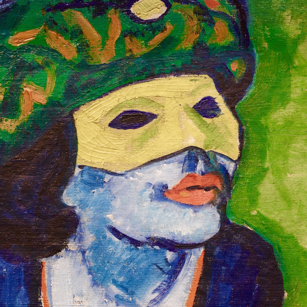 Das Gemälde zeigt den Kopf und Oberkörper einer Person mit blauer Hautfarbe, leuchtend roten Lippen und einer gelben Maske, die ihre Augen und Nase bedeckt. Sie trägt ein dunkles Kleidungsstück mit einem orangefarbenen Rand am Ausschnitt und hat schwarzes, gewelltes Haar, das unter einem bunten Turban oder Kopfschmuck hervortritt. Der Hintergrund ist grün mit sichtbaren Pinselspuren und einigen roten Akzenten. Die Pinselstriche sind grob und kräftig – typisch für den Expressionismus.