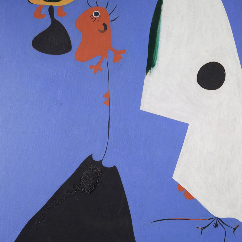 Abstrakte Darstellung mit bunten Figuren auf blauem Hintergrund, darunter eine schwarze Form und eine weiße, maskenartige Gestalt.