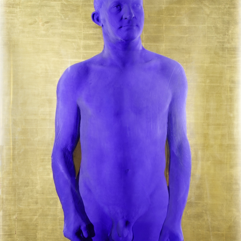 Blauer menschlicher Körper auf goldenem Hintergrund, stehend mit neutralem Gesichtsausdruck und leicht erhobenen Händen.