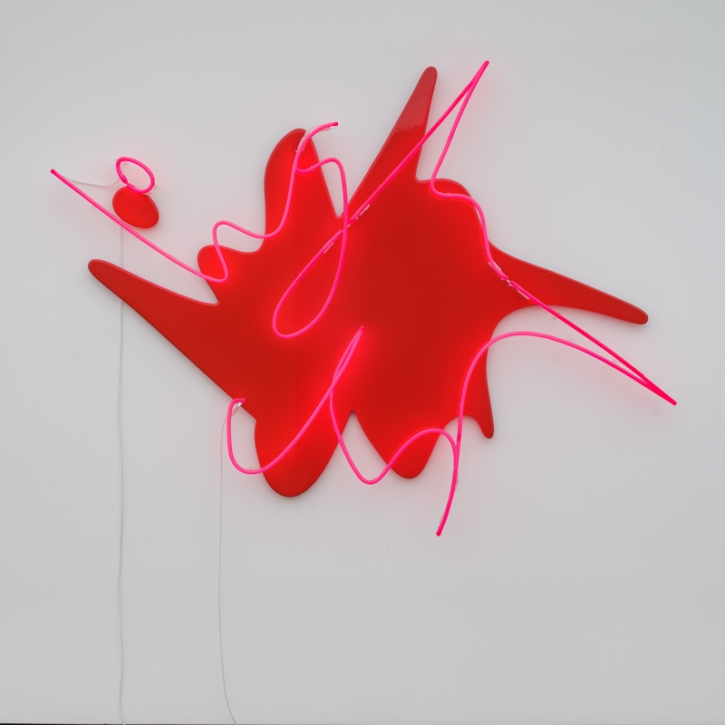 Rote, organisch geformte Neoninstallation mit pinken Lichtakzenten an einer weißen Wand.