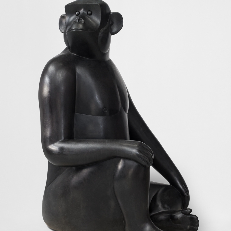 Sitzende, große schwarze Affenskulptur mit einem nachdenklichen Ausdruck und abgerundeten Formen.