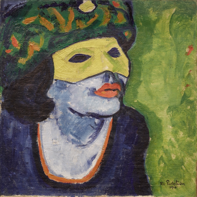 Das Gemälde zeigt den Kopf und Oberkörper einer Person mit blauer Hautfarbe, leuchtend roten Lippen und einer gelben Maske, die ihre Augen und Nase bedeckt.
Sie trägt ein dunkles Kleidungsstück mit einem orangefarbenen Rand am Ausschnitt und hat schwarzes, gewelltes Haar, das unter einem bunten Turban oder Kopfschmuck hervortritt.
Der Hintergrund ist grün mit sichtbaren Pinselspuren und einigen roten Akzenten.
Die Pinselstriche sind grob und kräftig – typisch für den Expressionismus.
Das Bild ist unten rechts signiert: „Pechstein 1910“.