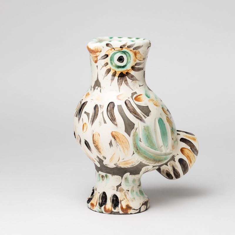 Keramische Vase in Form eines Vogels, mit bunten Mustern und einem grünen Auge.