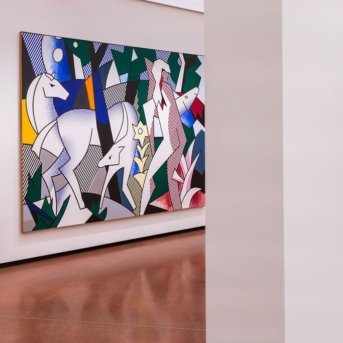 Bronzeskulptur eines Rehs, farbenfrohes Wandbild mit stilisierten Pferden und Pflanzen, moderne Galerie.