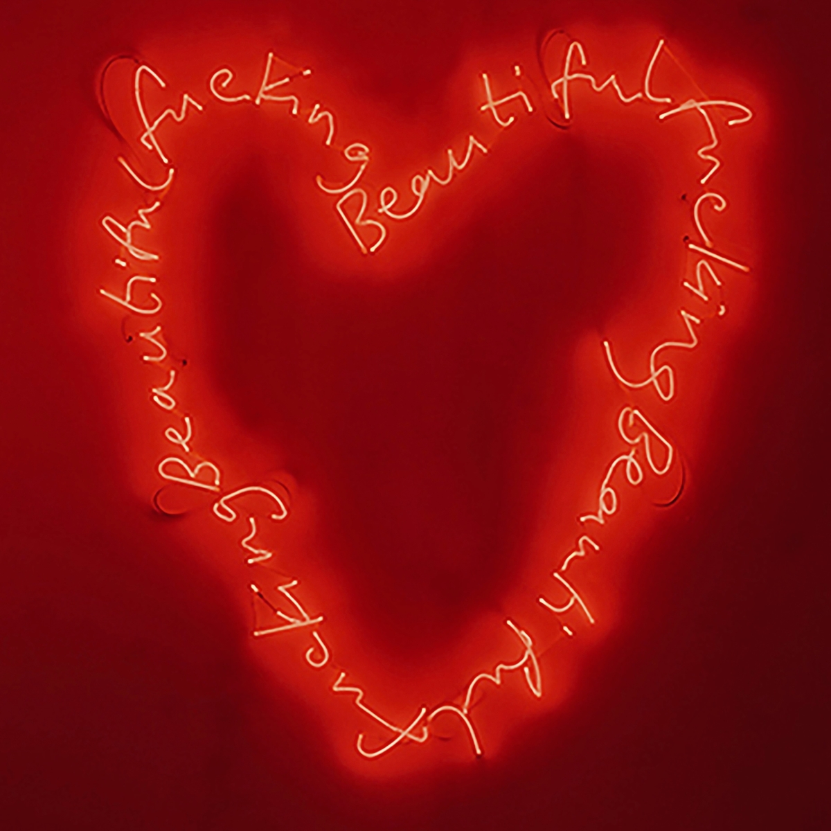 Neonherz mit der Schrift "fucking beautiful" in geschwungener Schrift auf rotem Hintergrund.